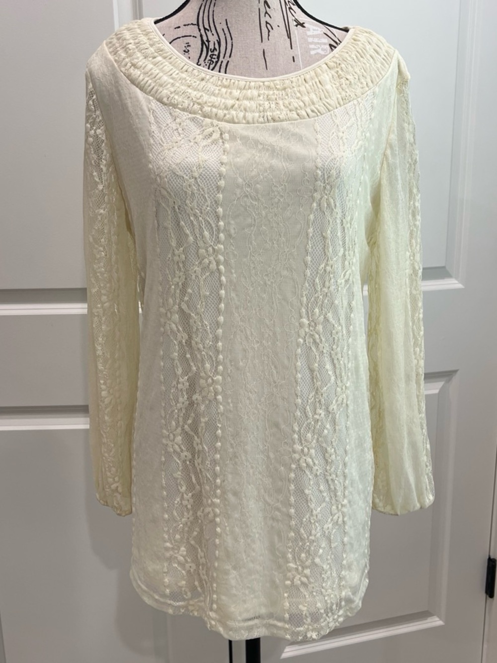 Krazy Kat Cream Lace Long-Sleeve Tunic Top. Size Medium (oversized)